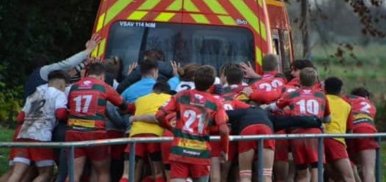 Quand des jeunes rugbymen portent secours à des pompiers