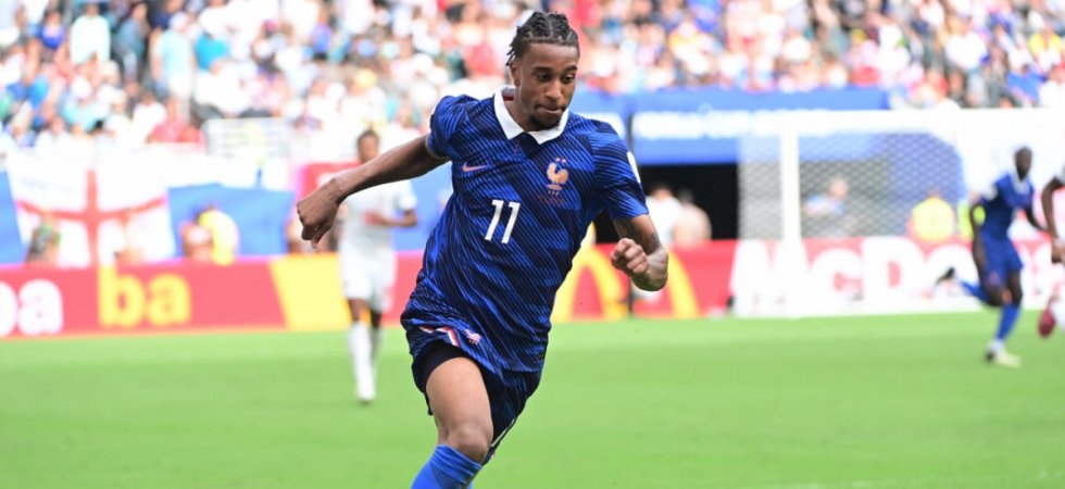 Bleus : Olise joue en chaussettes contre des inconnus