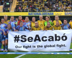 Ligue des Nations (F) : Les joueuses de l'Espagne et de la Suède avec une banderole contre les comportements machistes