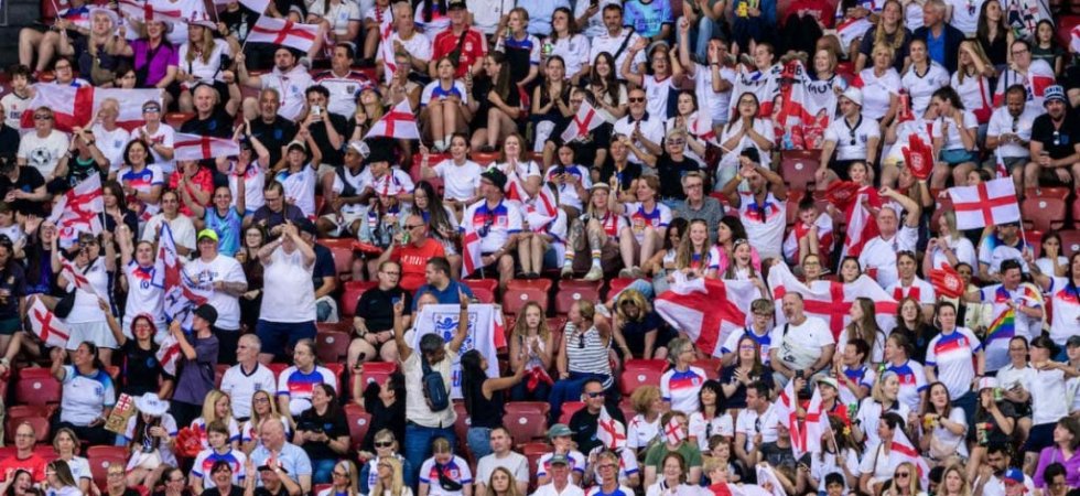 Ce supporter anglais regarde les matchs de son équipe... dans un arbre 