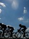 Un cycliste célèbre trop tôt sa victoire et chute avant la ligne d'arrivée 