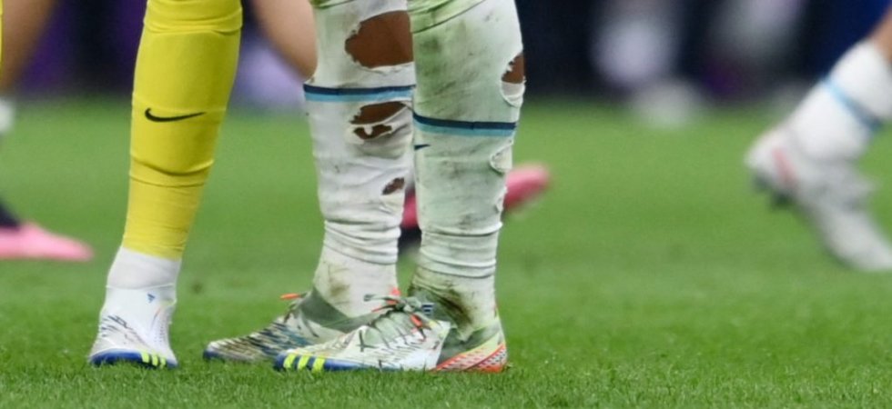 Pourquoi les footballeurs ont-ils des chaussettes trouées ?