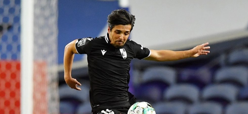 Face à Porto, un supporter essaie de balayer des joueurs de Guimaraes !