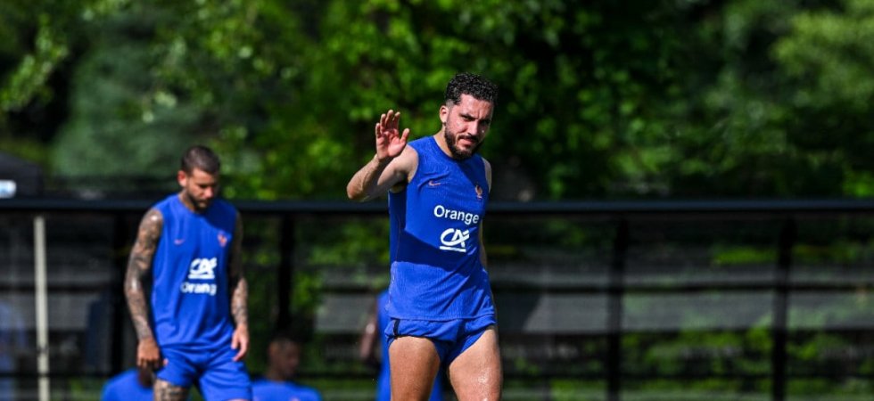 Bleus : Cherki généreux avec les joueurs et le staff