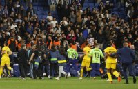 FC Barcelone : Les joueurs chassés de la pelouse par les supporters de l'Espanyol durant les célébrations du titre