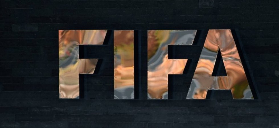 Des supporters algériens protestent devant le siège de la FIFA