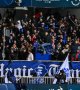 Troyes : Les joueurs renvoient les fumigènes vers leurs spectateurs, le match arrêté ! 