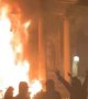 Scène de chaos à Bordeaux : l'entrée de la mairie incendiée