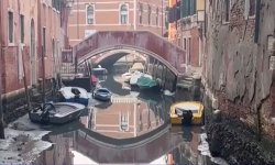En plein Carnaval de Venise, les canaux sont asséchés