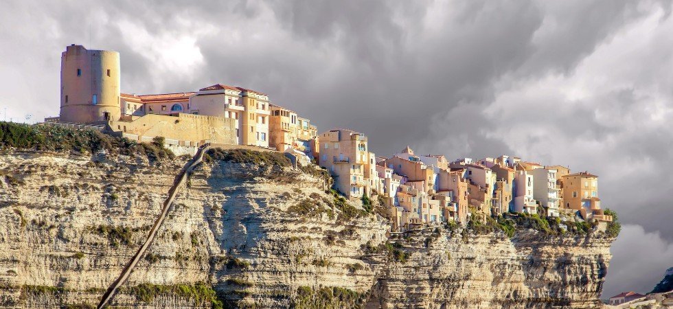 Corse : les falaises de Bonifacio menacent de s'effondrer