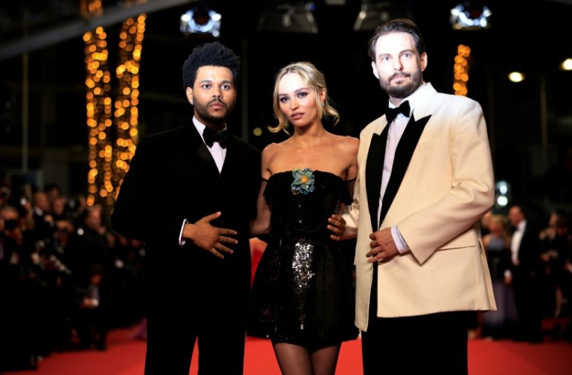 (de g à d) Le chanteur canadien Abel Makkonen Tesfaye dit The Weeknd, l'actrice franco-américaine Lily-Rose Depp et le réalisateur américain Sam Levinson au festival de Cannes le 22 mai 2023