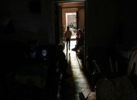 Malgré les bombardements, des familles refusent d'évacuer l'est de l'Ukraine