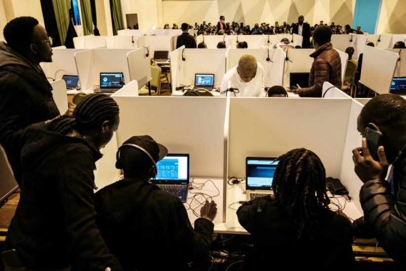 Des membres de la Commission électorale (IEBC) dans un centre d'appel avant les élections présidentielles et parlementaires à Nairobi, au Kenya, le 1er août 2022