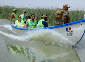 En Irak, un bateau pour ramasser les déchets sur des marais célèbres