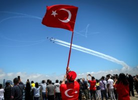 La Turquie exhibe ses drones de combat en Azerbaidjan