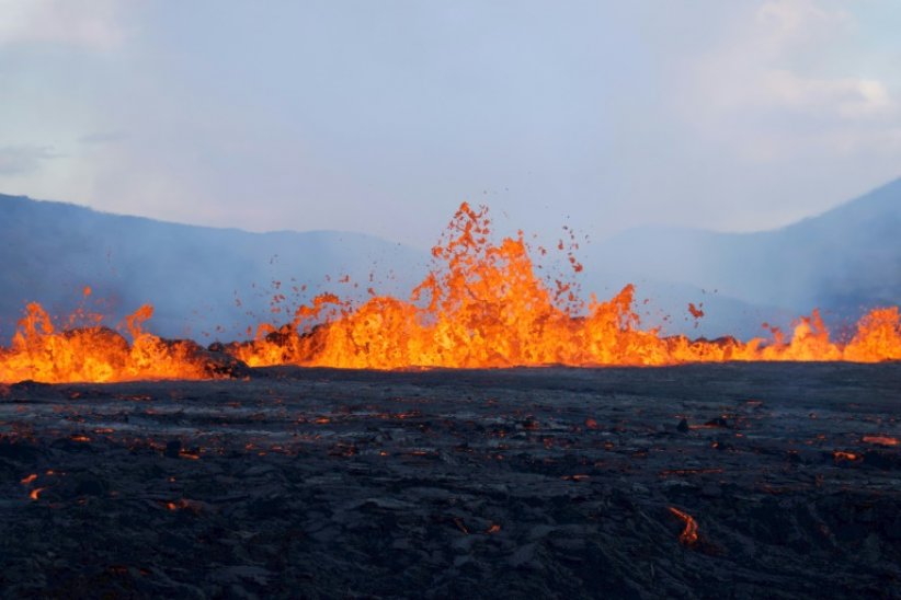 De la lave s'écoule d'une fissure volcanique située à une quarantaine de km de Reykjavik, le 3 août 2022 en Islande