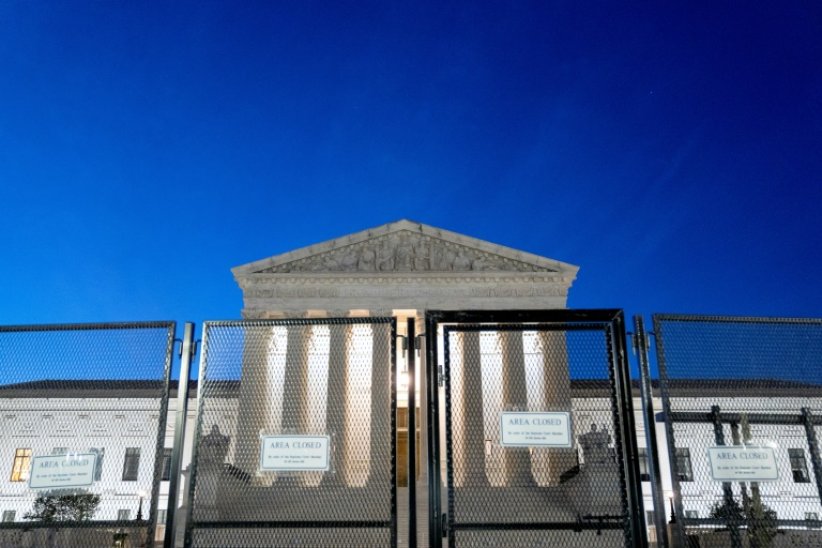 Des barrières de sécurité devant la Cour suprême des Etats-Unis, le 21 juin 2022 à Washington