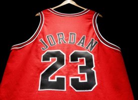 Un maillot du basketteur Michael Jordan proposé aux enchères pour 3 à 5 millions de dollars
