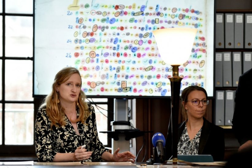 Les chercheuses Cécile Pierrot (g) et Camille Desenclos présentent la méthode qui leur a permis de déchiffrer la lettre codée écrite par Charles Quint en 1547, le 23 novembre 2022 à Nancy