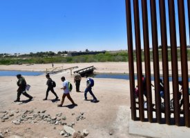 En Arizona, pour de nombreux migrants, l'espoir passe par une brèche dans le mur
