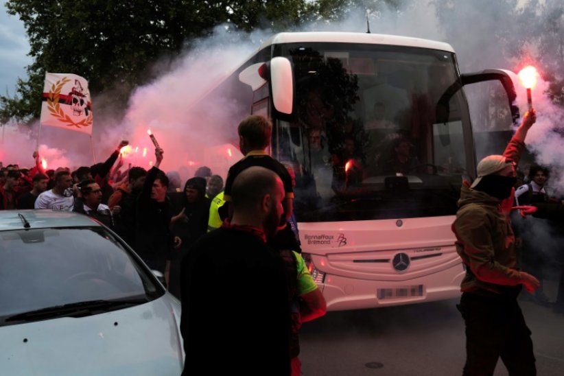 Un bus transportant les supporters se pose à Nice, le 5 mai 2022 