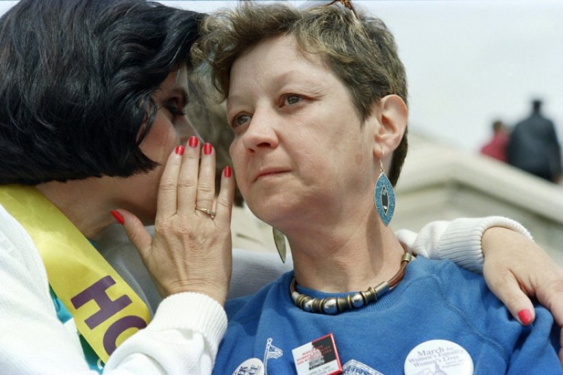 Norma McCorvey (à droite), connue sous le pseudonyme de &quot;Jane Roe&quot;, lors d'une manifestation à Washington le 9 avril 1989