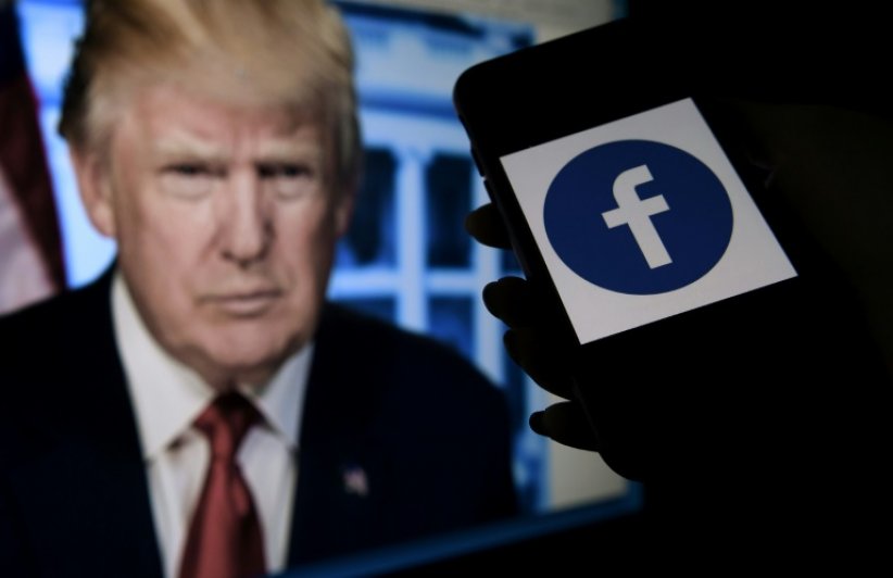Une photo de Donald Trump et le logo de Facebook sur un écran de téléphone à Arlington, en Virginie, le 4 mai 2021