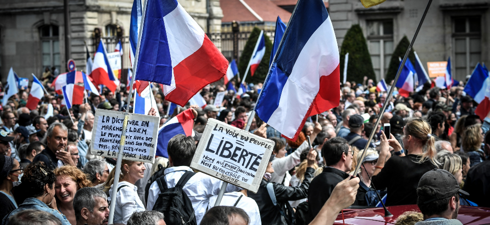 La France qui se retrouve … ! 661%2Fmagic-article-actu%2F6e0%2Fa54%2F3e4673261011bf81da2425e075%2Fmanifestation-anti-pass-sanitaire-une-pancarte-antisemite-a-metz-provoque-de-vives-reactions-le-parquet-ouvre-une-enquete%7C6e0a543e4673261011bf81da2425e075