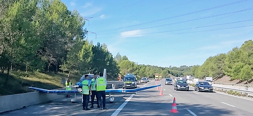 les papiers du vehicule svp....... 661%2Fmagic-article-actu%2Fadf%2Fefd%2Fc4b0c22a113323378a07b46f0a%2Fvideo-un-avion-en-detresse-se-pose-sur-l-autoroute-a8%7Cadfefdc4b0c22a113323378a07b46f0a